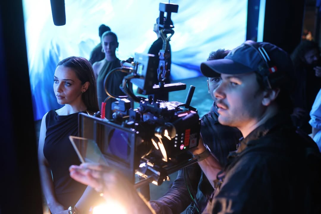 With @emilia_clarke
For @blackdog.soda At @lightcraftvirtual
Directed by @vanessajoodmnt
Bts by
@jayrolling_
Casting director @salmannkhan01
