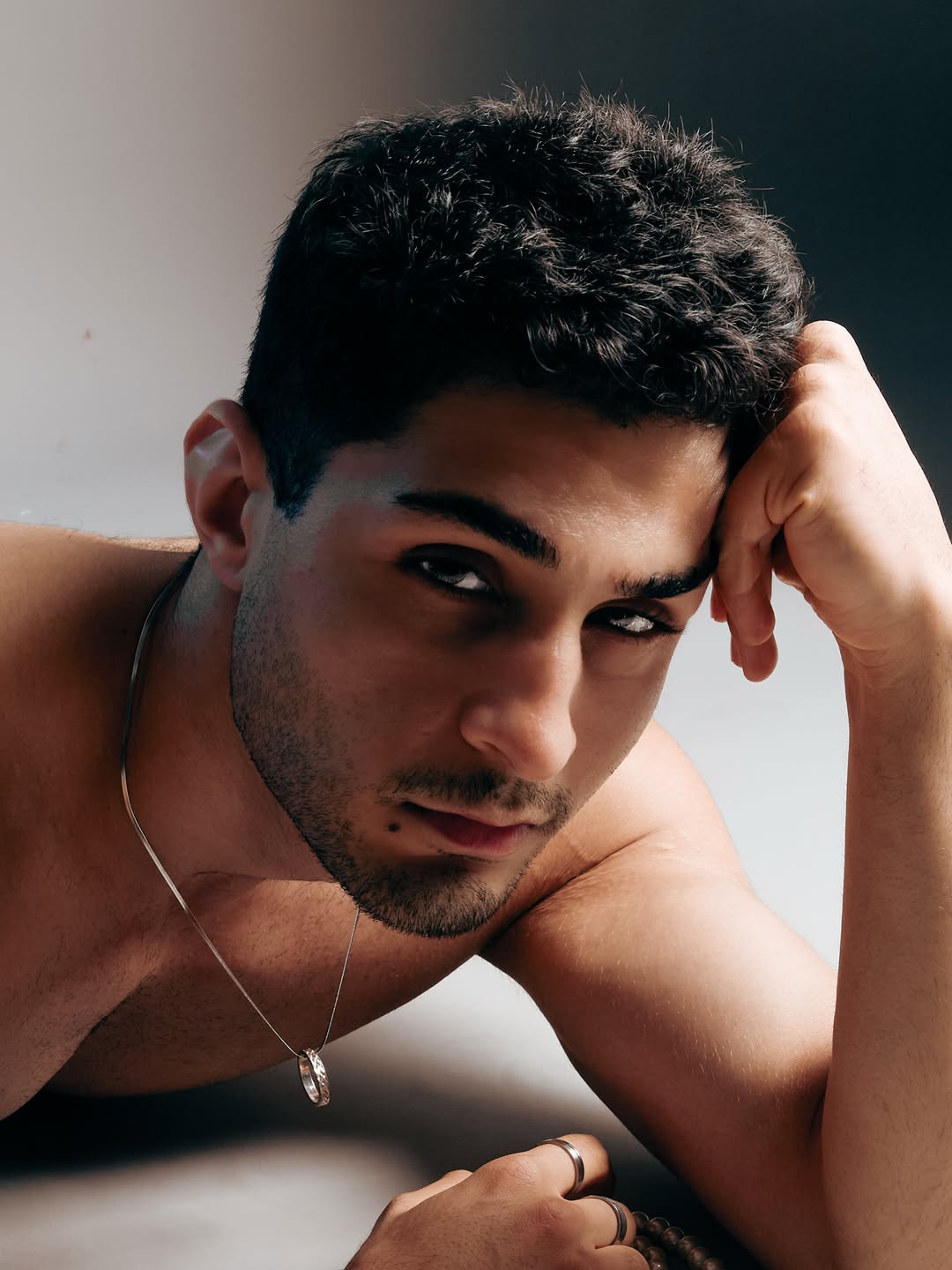 Only a single look is enough 

For undrestand 

Someone 

Something

Somewhere
