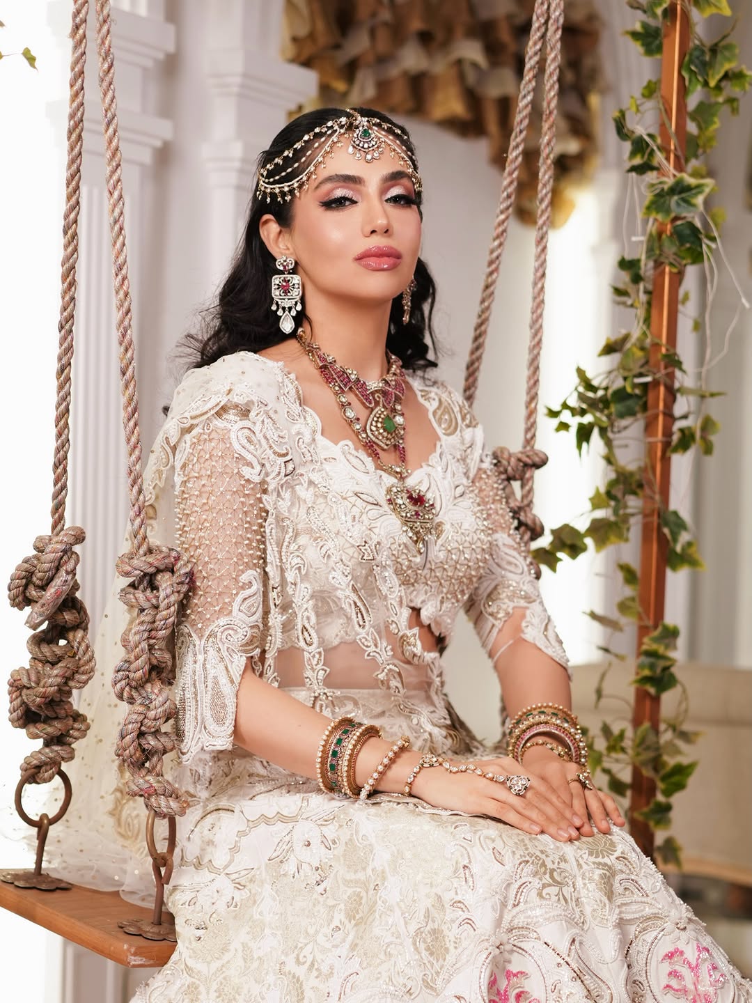 Grace with a brave Soul…! 🤍🪄🌸✨🩷
.
Makeup artist: @glamup_by_farah @farahptl_11 
Photographer: @a.m.aperture 
Model: @naaz_izd_ 
.
#model