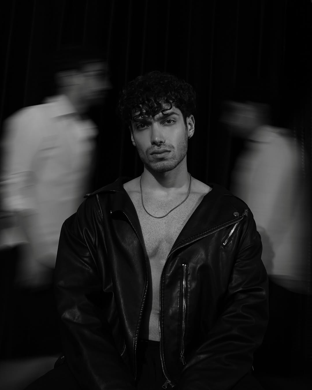 Between motion and silence…
.
.
An amazing shoot with: @hxa_art @hossein_mehrdadian 
.
.
@agmodels.in 
.
.
#model #explorepage #explore #pho